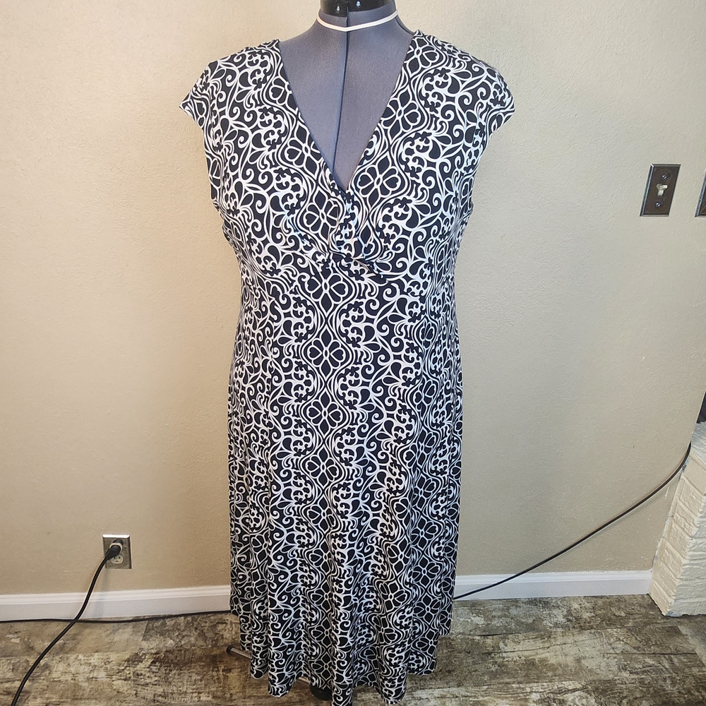 Glamour Black & White Scroll-Print V-Neck Midi Dress 18W (6417)